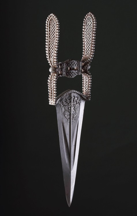 art-of-swords:Katar DaggerDated: 17th centuryCulture: South IndianMeasurements: overall length 335mm