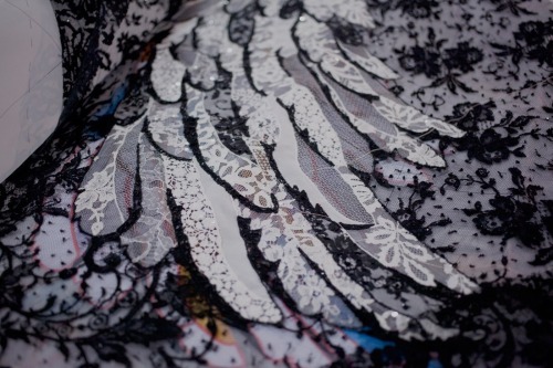 notordinaryfashion:  fatalscroll:  Alexander McQueen Atelier for the Spring 2016 Ready to Wear Collection   Love 