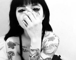 chelseamckenziebaker:Dahhhhh maldita gripa #chelseamckenziebaker #black #inkedgirl #palegirl