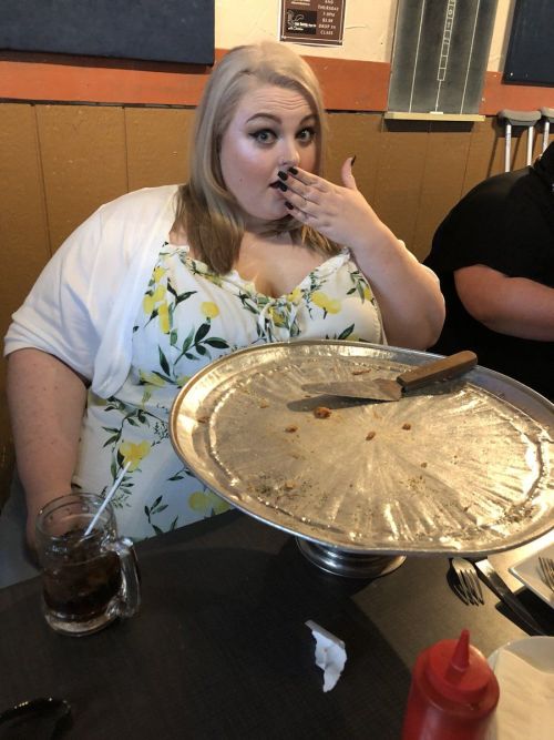 onlyfats23:  palmfeeder:  gluttony-to-capacity:  Juicy Jackie   From 300 to nearly 600lbs of Jackie weight gain 🥵    Goddess 🐖😍