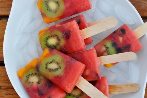 blogsweetieworld:  Fruit Popsicles em We Heart It.