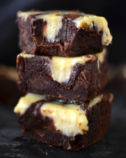 do-not-touch-my-food:  Cheesecake Swirl Brownies