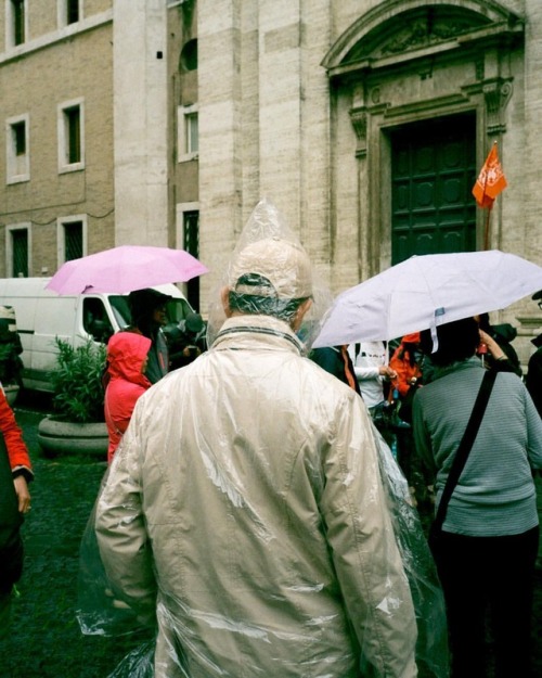 Rome, Italy. May 2018. . . . . . #rome #roma #italy #tourist #plastic #streetphotography #contempora