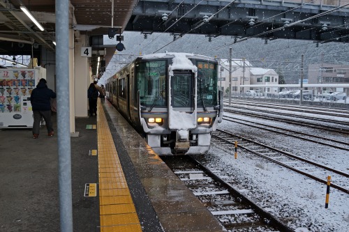 Train stations on a snowy day. / 駅と雪。