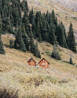 cabinporn:  Two-part cabin built next to