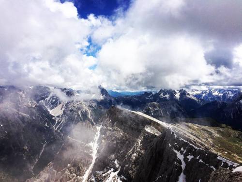 #südtirol #dolomiti #mountains #clouds #wanderer #wanderlust #nature ☁️ (hier: Picco di Vallandro)