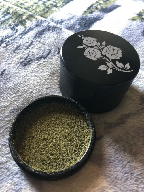 highhoneypiee:Everything’s so much better with a kiefy grinder
