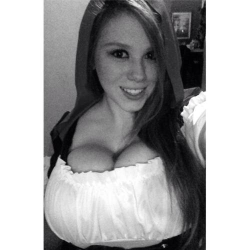 huge-boobs-girl:  Anyone recognize this amateur? ….. http://bit.ly/1NPuFKl