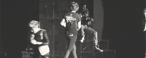 loutomlinsns:  Harry giving someone backstage the finger. (x) 