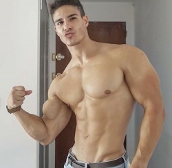 elitealphabro:  sjcollegeboi:  cocky fuck…