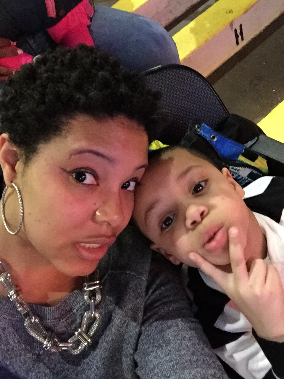 neonlyfefarelle:  Circus selfies with my ridah!