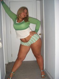 milfthick:  Posing in boyshorts.  Beautiful!