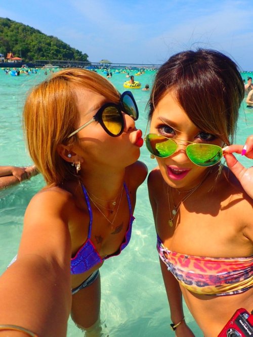 tokyoprivategirls: ♛AIKA♛CEO♛av女優 ‏@AIKA50 あー明日帰るのか〜 7日から本中ちゃんでお仕事開始〜✨ 姫はじめ誰になるんだろー 初めて仕事で姫はじめ迎え