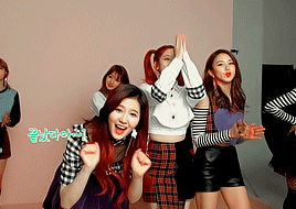seunghi:gif battle: @choiery ♡ @seunghi round 1: twice vs blackpink ♡
