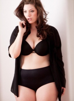 lovefigures:  Follow LoveFigures for more gorgeous curves or check out the Facebook Page 