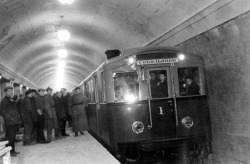 rosswolfe:  Train arrives inside a station