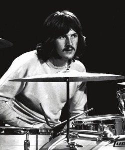 callmethehunter: Observe the intensity with which he is attending to the music.   John Henry Bonham.     Best Drummer of All Time 