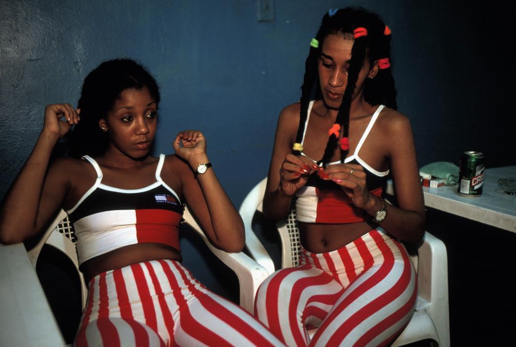 grrrndma:  phyllium: David Alan Harvey Local women at a bar just off the beach. It