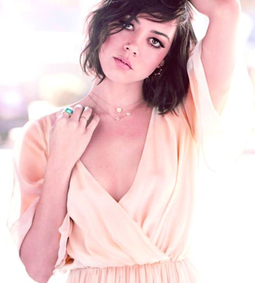 sylviagetyourheadouttheoven:Aubrey Plaza - Glow Magazine - December 2013 