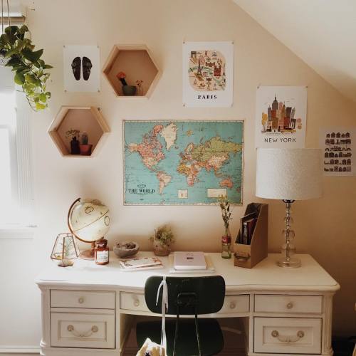 destinydiamante:buzzflower:hoping my new desk will make homework a little more enjoyable x