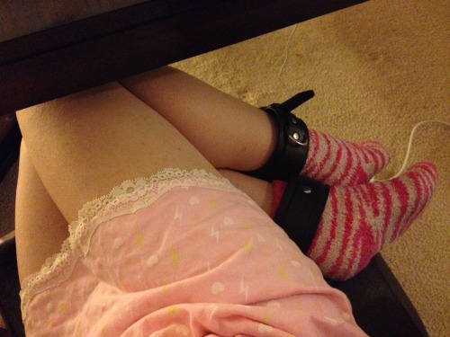 littlemissespressokitty:  Playing League with Daddy (in person!) in my locked cuffs. I’m a happy kitten yuppyupp. :3
