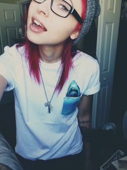 surfsnowskatebabe:  un-lockeddd:  okayjessokay:  ❗️   I need your shirt  c0lethetr0ll