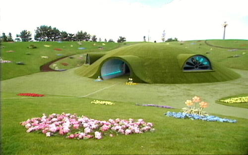 grawly:  tombomp:  dream home :)) so environmentally friendly! i love how it blends into the natural