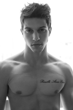 escritordecontos:  ADONIS SARGOLOGOS Fotos: Cristiano Madureira Agência: Elian Gallardo Model 