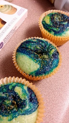 screwtoothed: Van Gogh cupcakes I made for