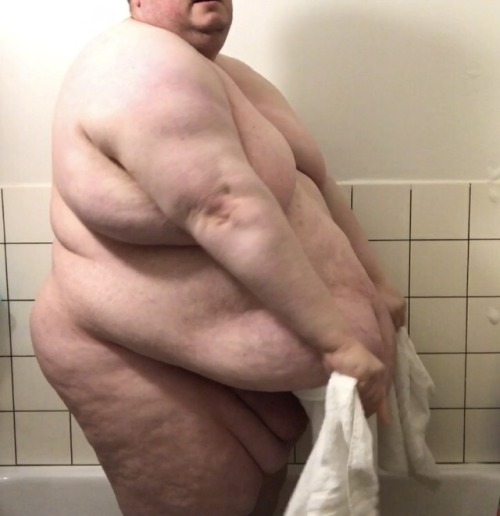 xj78:  At 233 kgs many things are like exercise. Like taking a shower. My fat is heavy to lift. It’s exhausting. I try to reach all over my body, but doesn’t always succeed. Everything jiggles as I move. It’s a bit hypnotic. I love it, but could