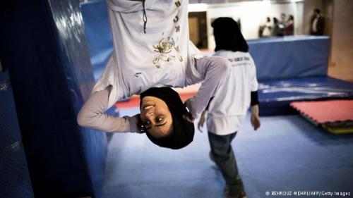 jessroz:farsizaban:Iranian girls do parkour in Tehrani really really love seeing things like thissol