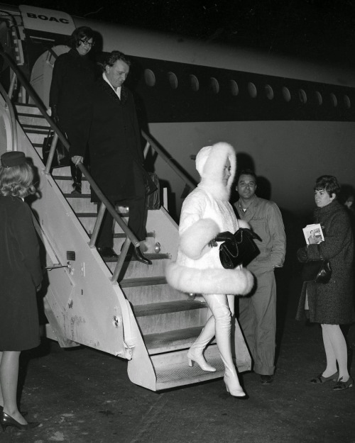 elizabethtaylorsjewels:Elizabeth Taylor and Richard Burton arrive in New York, 1968