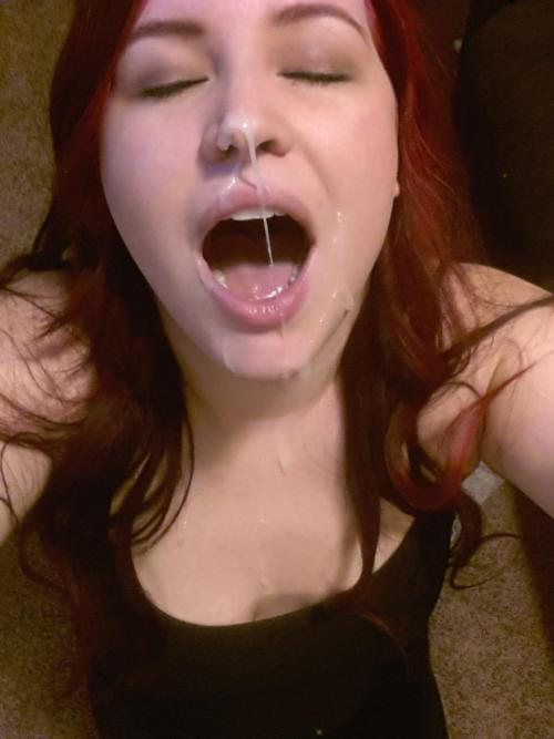 cumselfie:  This girl is beautiful and cum on her face and making a selfie me crazy.