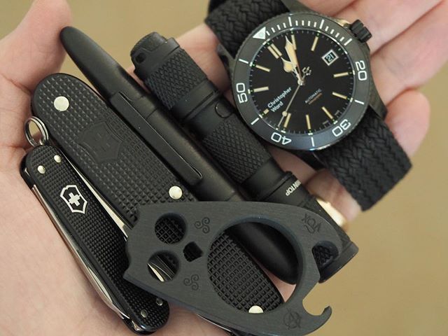 Stealth mode! @edcwatch @combomaster #palmcombo #christopherward #sakallday #handdump #everydaycarrydump #edcuk #voxnaes #voxorwell #lumintoptool #aloxclassic #victorinoxclassic #victorinoxsolo #aloxsolo #swissbianco #swissmade #aloxaholic #sak...