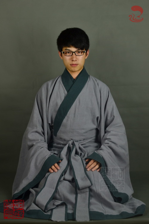 fouryearsofshades:  (via 【洞庭漢風】直裾深衣（煙灰）-淘宝网) 洞庭漢風 shop100368875.taobao.com/ Clothes: 直裾深衣 Hea