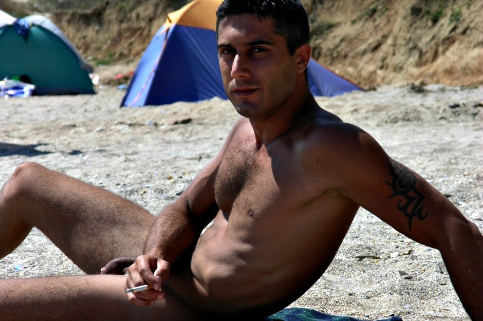 guyzbeach:  Follow guyzbeach, a collection of natural men naked at the beach !