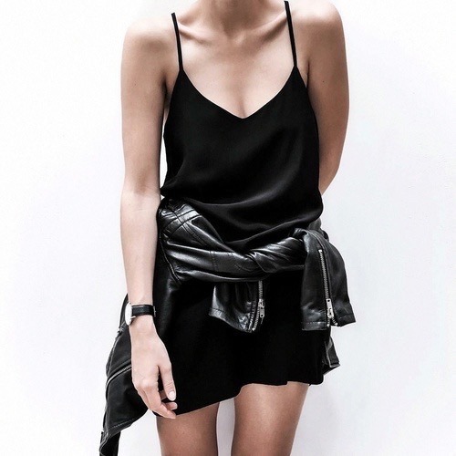 lookforless:  Black Dress