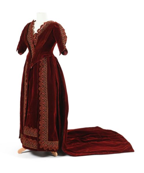 Reception dress ca. 1890From Enchères Sadde via Interencheres