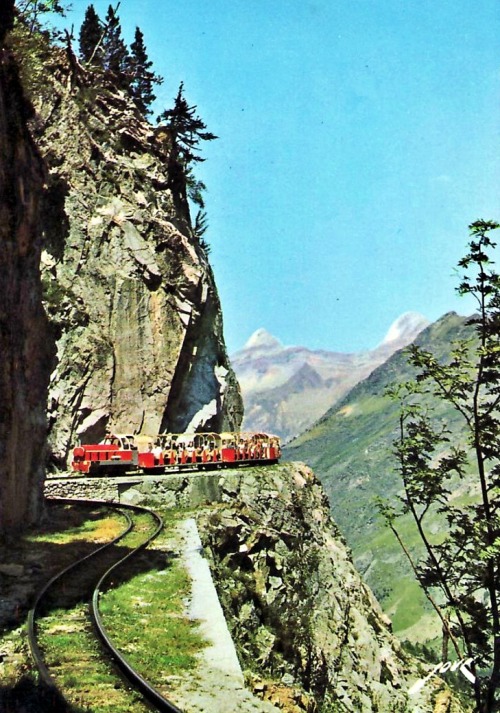 Le train du lac serpente en corniche dans la paroi, Artouste, Pyrénées-Atlantiques, 1970s.