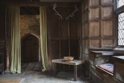 shevyvision:  mysterious, enchanting, romantic…don’t you know you could live an epic love affair in this room haddon hall, peak district, u.k. 