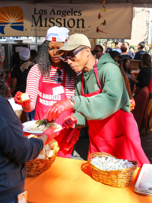 Last week on Thanksgiving Pharrell attended a Thanksgiving Meal Service for the homeless at LA Missi