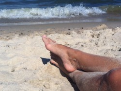 mostlyfemalefeet:  Sandy feet :) 