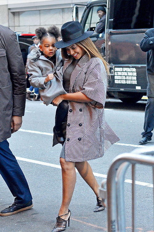 beyoncefashionstyle:Beyoncé & Blue Ivy in NYC (Dec. 7)