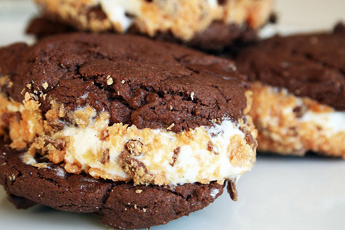 foodishouldnoteat:  Homemade ice cream sandwiches  