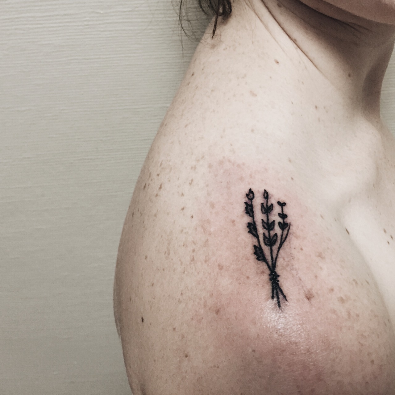 fuckyeahtattoos:  Tiny tattoo by Alejandro G. Laureano  Eugene, OR. instagram: @alejvndrogl