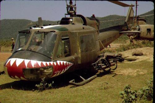 enrique262:Vietnam War, Bell UH-1C Huey gunship helicopter. Guerra de Vietnam, Helicóptero artillado