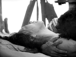 highvolumetal:    Woman in the Dunes (Suna no onna), Hiroshi Teshigahara, 1964  