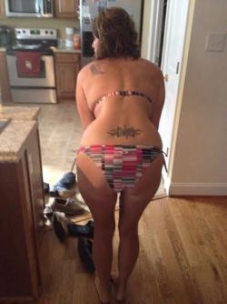 milfsandmoms:  Submitted milf showing off