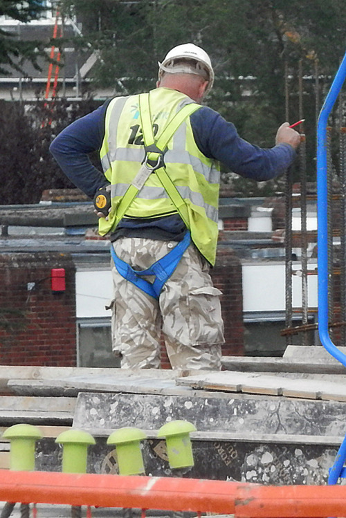 Always gets me hard seeing a builder working on site in some well used camo trousersLooking for pics