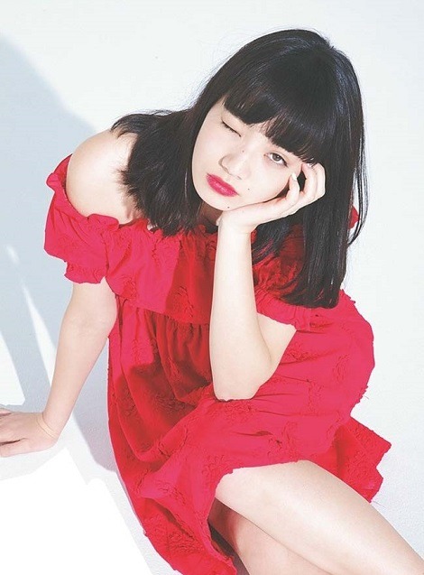 (小松菜奈が着る夏リゾコーデ。キーワードは「ハデ色＆楽ちん」♡｜NET ViVi｜講談社『ViVi』オフィシャルサイトから)
